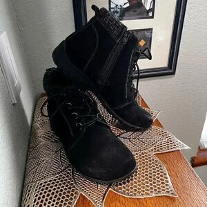 EUC Oasis Black Suede Short Boots Side Zipper Size 8.